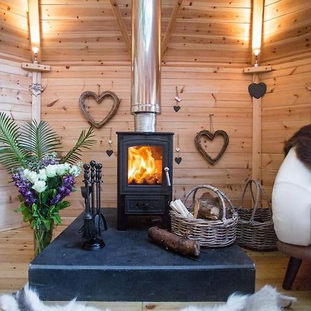 Romantic Treehouse With Hot Tub & Bbq Lodge Praze an Beeble 外观 照片