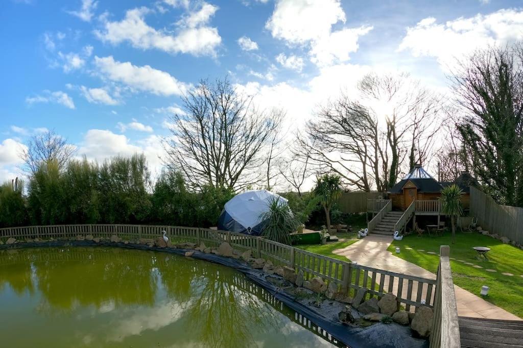 Romantic Treehouse With Hot Tub & Bbq Lodge Praze an Beeble 外观 照片