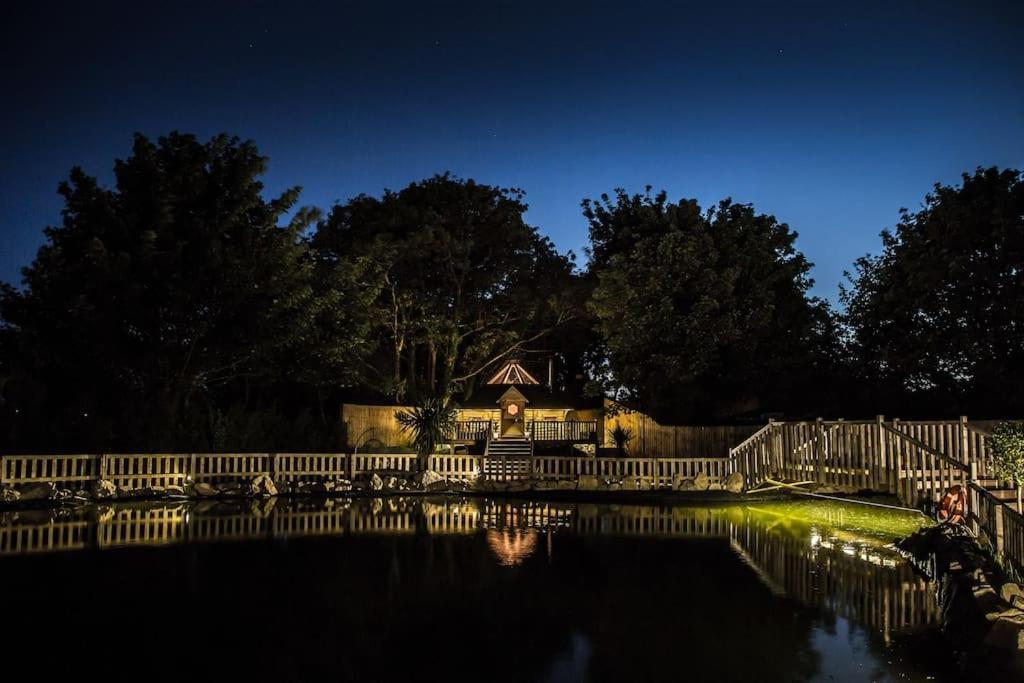 Romantic Treehouse With Hot Tub & Bbq Lodge Praze an Beeble 外观 照片