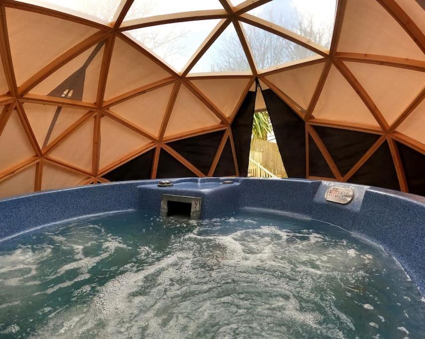 Romantic Treehouse With Hot Tub & Bbq Lodge Praze an Beeble 外观 照片