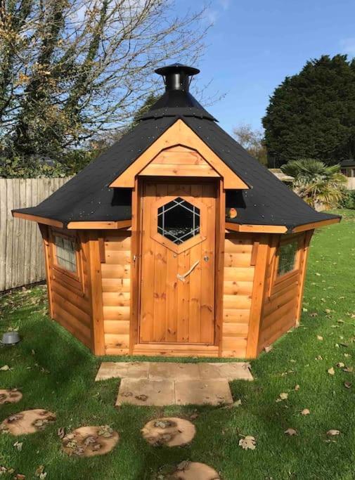 Romantic Treehouse With Hot Tub & Bbq Lodge Praze an Beeble 外观 照片