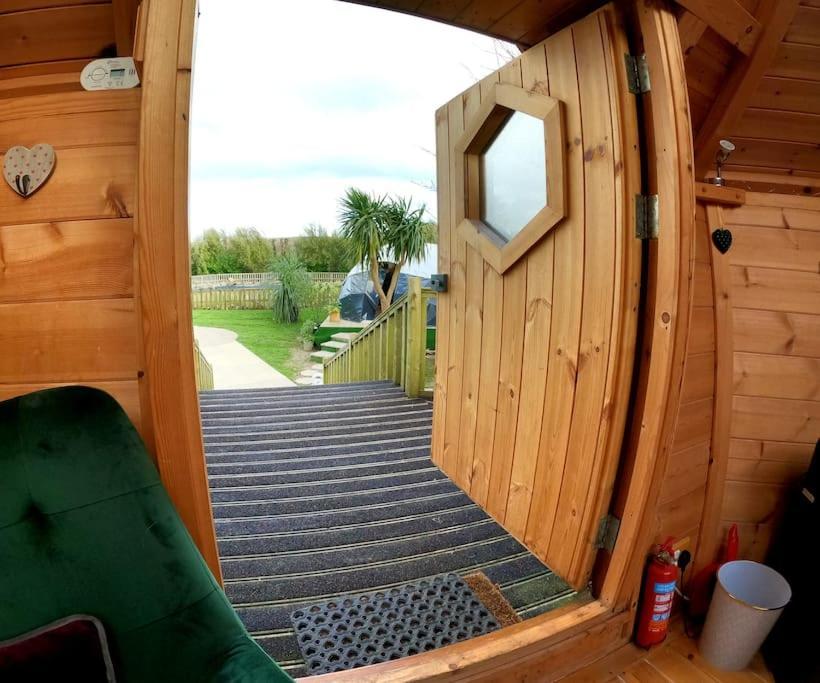 Romantic Treehouse With Hot Tub & Bbq Lodge Praze an Beeble 外观 照片