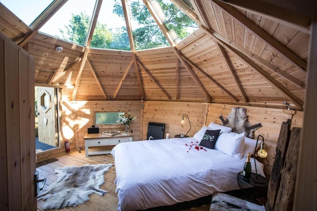Romantic Treehouse With Hot Tub & Bbq Lodge Praze an Beeble 外观 照片