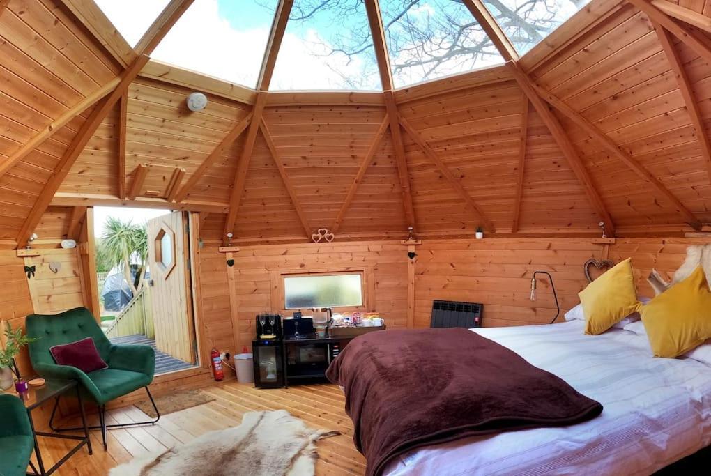 Romantic Treehouse With Hot Tub & Bbq Lodge Praze an Beeble 外观 照片