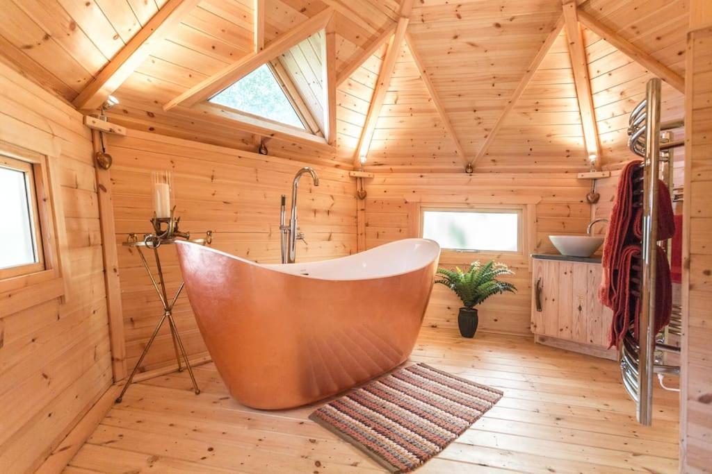 Romantic Treehouse With Hot Tub & Bbq Lodge Praze an Beeble 外观 照片