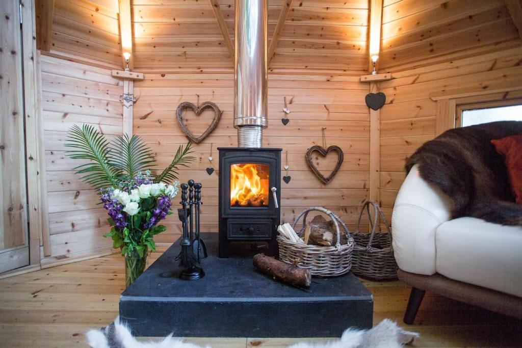 Romantic Treehouse With Hot Tub & Bbq Lodge Praze an Beeble 外观 照片